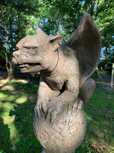 Gargoyle GAVIN auf Kugel | Fiona Scott © | Pheeberts Statuary